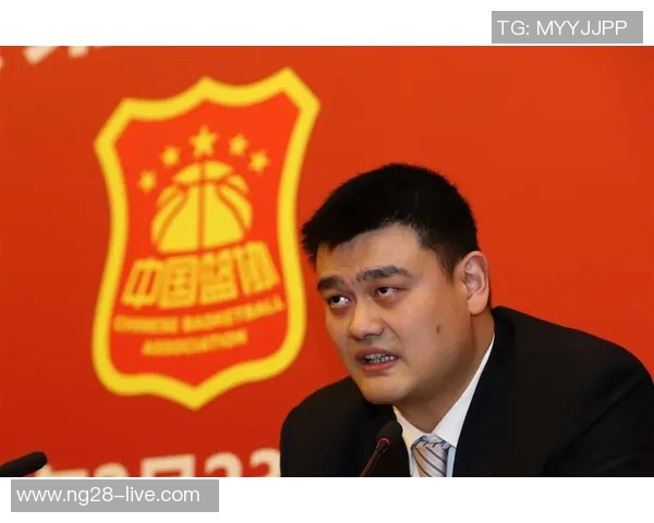姚明对中国篮协的最新回应引发广泛关注与讨论，未来发展方向备受期待